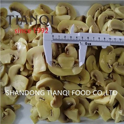 드럼의 소금물에 담긴 고품질 얇게 썬 흰 버섯